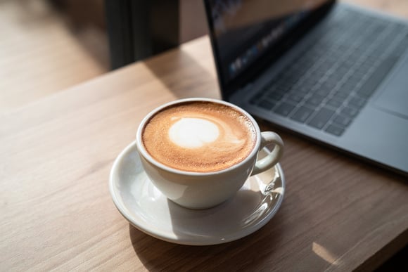 Este é o momento exato em que beber café pode prolongar sua vida, de acordo com a ciência
