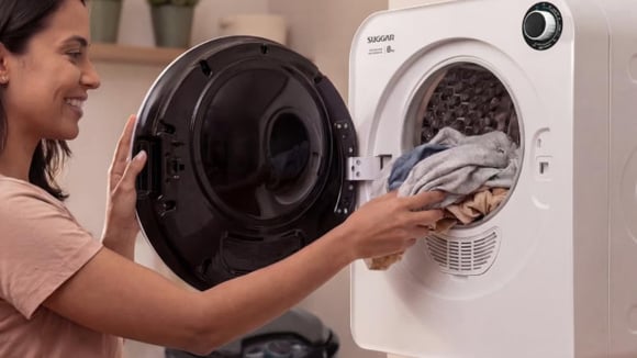 Prática para dias de chuva e lavanderias pequenas: Secadora de roupas Suggar 8kg está com o menor preço do ano
