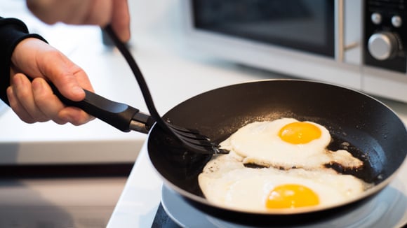 É por isso que você deveria borrifar um pouco de vinagre antes de fritar ovos: dica simples funciona como mágica