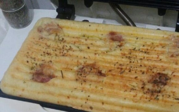 Fazer pão de queijo na sanduicheira é uma forma mais divertida e rápida de preparar esse lanche (Créditos: TudoGostoso/Mere Cardoso)