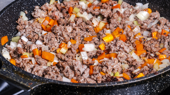 Cozinhar o molho em fogo médio-baixo ajuda a carne a ficar mais macia e suculenta. (créditos: Shutterstock)