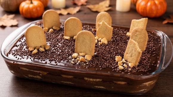 Pavê cemitério coberto com ganache de chocolate e decorado com biscoitos maisena (Créditos: Gerado por IA)