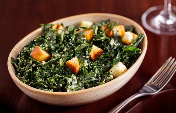 Depois que aprendi a fazer couve crocante na air fryer, eu só como salada assim