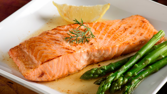 Esse salmão desmancha na boca! (Créditos: Canva)