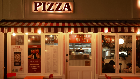 "Não são bem-vindos": Lele Scandurra, pizzaiolo, coloca aviso na porta do restaurante e proíbe influenciadores após criador de conteúdo com mais de 400 mil seguidores sair sem pagar a conta