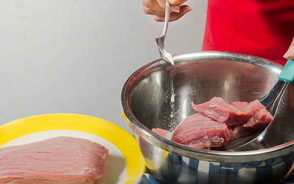 O truque do bicarbonato de sódio amacia a carne mesmo? Essa professora de química tem a resposta