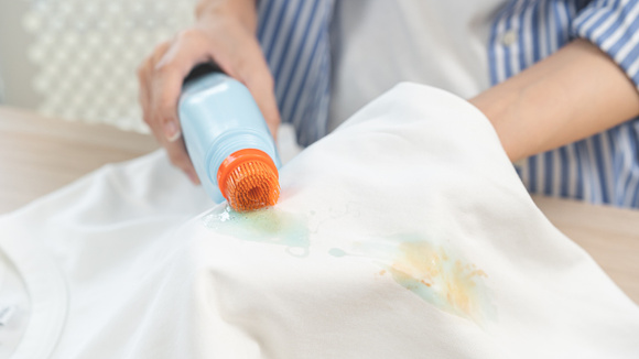 Veja como remover manchas e sujeira das roupas com detergente neutro (Créditos: Shutterstock)