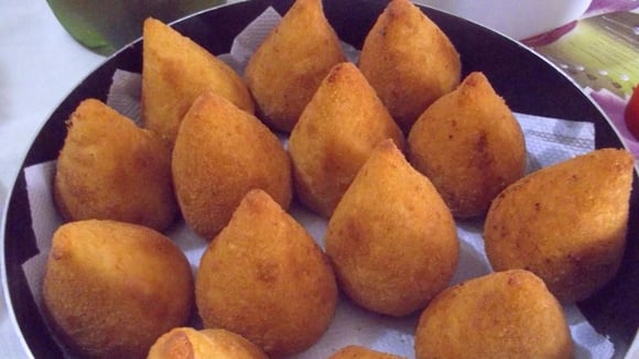 Combinação de farinha de trigo com mandioca cozida garantem uma massa perfeita à essa coxinha (Créditos: Lucia Batista/TudoGostoso)