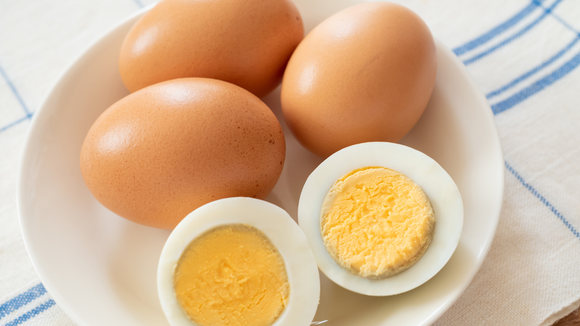 O ingrediente extra melhora o resultado dos ovos cozidos! (Créditos: Canva)