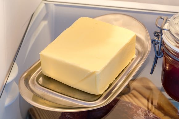 Manteiga aberta na geladeira estraga? Descubra se você está comendo alimento fora da validade