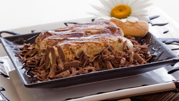 Tiramisù à moda brasileira finalizado com chocolate em pó e raspas de chocolate (Créditos: TudoGostoso)