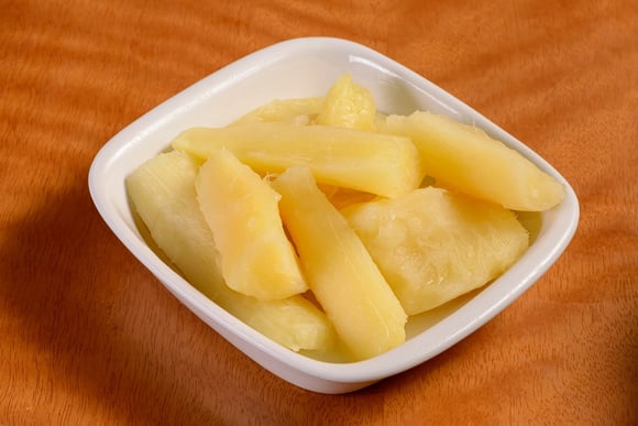 Pare de cozinhar mandioca só em água: o segredo de chef para deixar o ingrediente macio e desmanchando na boca
