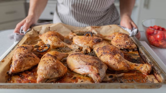 Água, alecrim e um molho especial: é isso que você deve fazer antes de levar o frango para assar (fica muito suculento!)