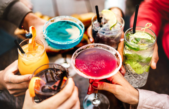 Não quer enfiar o pé na jaca no Carnaval? Descubra qual a bebida alcoólica com menos calorias para não sair da dieta durante a folia
