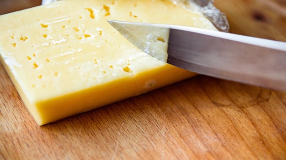 Queijo mofado: podemos apenas cortar a parte afetada ou devemos jogar tudo fora?