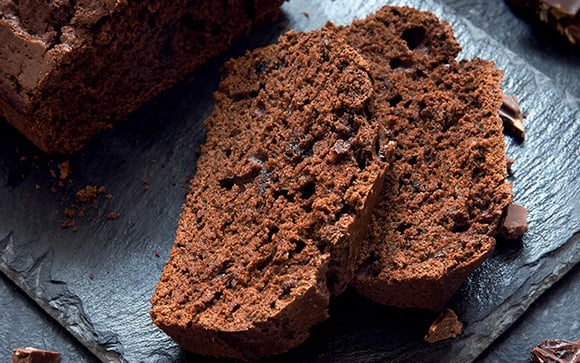 "É só misturar no liquidificador e rapidinho tá pronto": Bolo de chocolate proteico e saudável para café da manhã da nutricionista Thaisa Leal