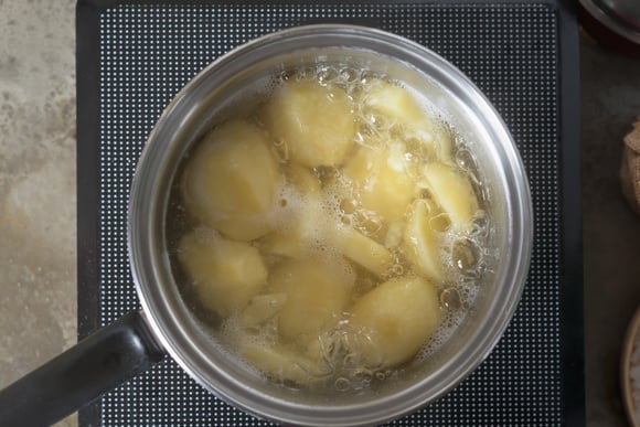Poucas pessoas sabem por que nunca se deve jogar a água da batata cozida na pia