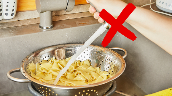 Se você joga água fria no seu macarrão depois de cozido, você está estragando o seu molho
