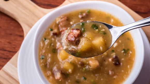 A frente fria chegou e eu já vou fazer esse caldo de mandioca com bacon: anota essa dica para ele ficar bem cremoso