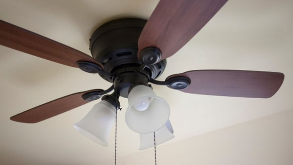 Se a sua mãe não te ensinou, eu te ensino: como limpar o ventilador de teto sem espalhar poeira pela casa