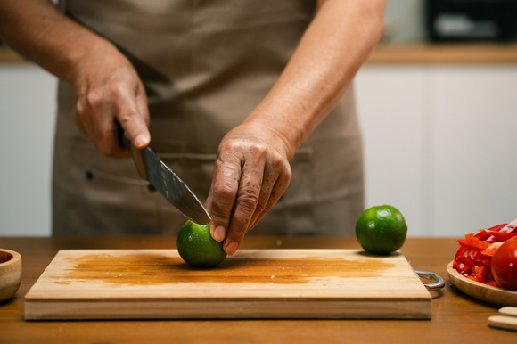 O erro mais comum que faz a tábua de corte juntar bactérias na cozinha
