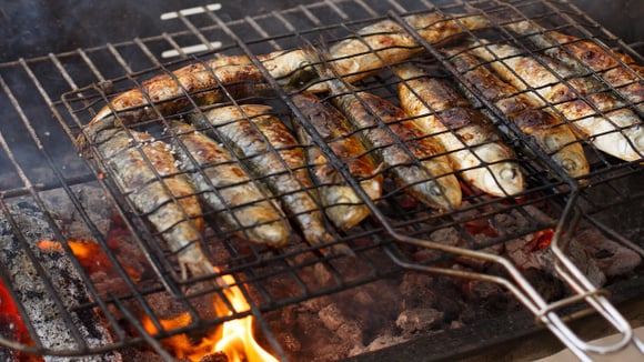 Churrasqueira sem carne vermelha: 5 peixes na brasa com truques simples que garantem resultado suculento e sem erro
