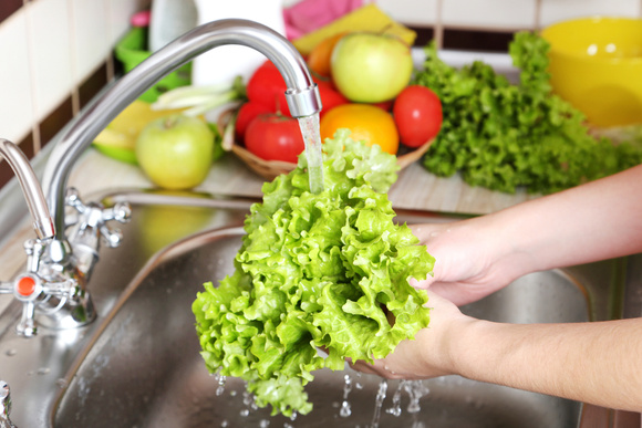 O motivo para não enxaguar a alface pré-lavada e aprenda também como remover sujeira e pesticidas ao comprar a verdura fresca
