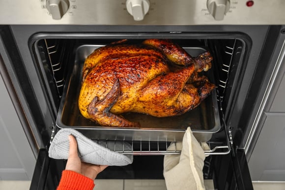 Chef de cozinha ensina a maneira mais fácil de cortar um frango assado inteiro e aproveitar todas as partes da ave sem desperdício