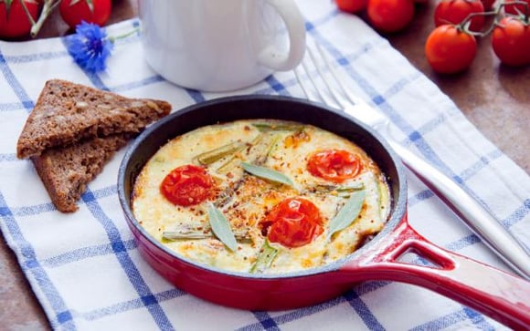 Se uma frittata de ovos com queijo e tomate já é maravilhosa, imagina low carb! (Créditos: TudoGostoso)