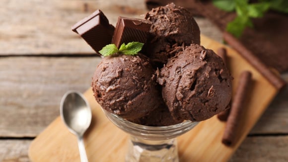 O sorvete de chocolate é um dos sabores mais fáceis de serem feitos! (Créditos: Shutterstock)