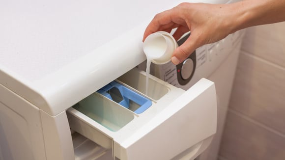 Também é importante colocar o amaciante no compartimento próprio para o produto e seguir as recomendações do fabricante da máquina (Créditos: Shutterstock)