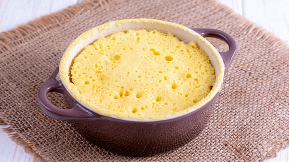 Sobremesa saudável que desaparece da mesa em instantes e não engorda: delicioso bolo de ricota e maçã na caneca