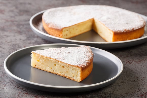 Nem mousse, nem pudim: bolo de iogurte grego mais leve do mundo e estupidamente cremoso parece uma nuvem