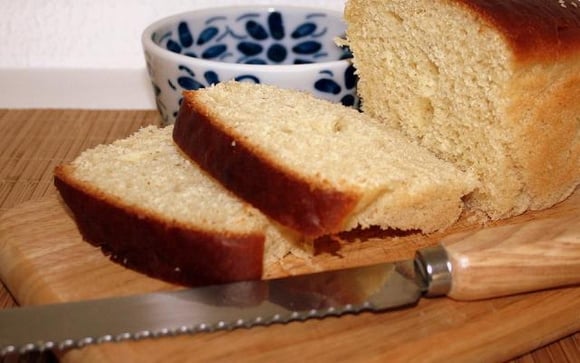 Já que você vai preparar um delicioso saunduíche, por que não fazer também o seu próprio pão? (Créditos: Sabrina/TudoGostoso)