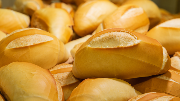 Como amolecer o pão para que fique com gosto de pão fresco: um truque simples de chef