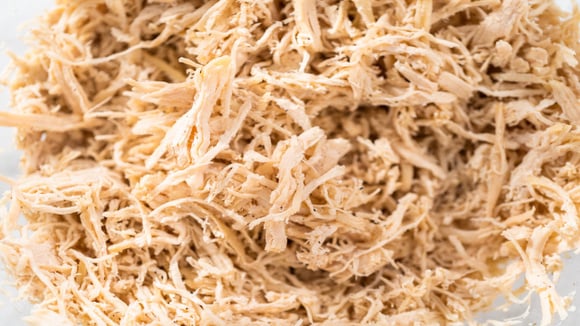 Carne de frango processada de forma rápida para otimizar o tempo na cozinha. (Foto: Shutterstock)