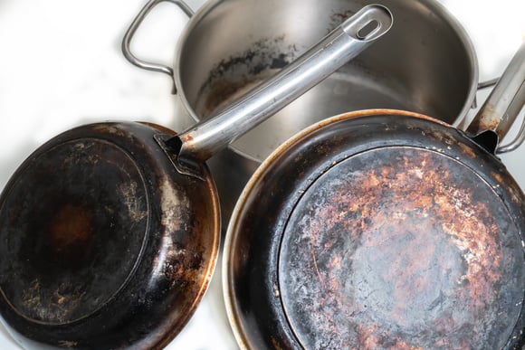 A parte de trás de sua frigideira ou panela ficou preta? Aqui está a maneira mais eficaz de recuperá-la