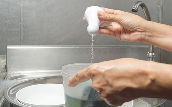Sal no detergente: um truque genial que resolverá seu maior problema na cozinha