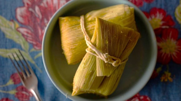 Pamonha salgada já é bom e com queijo, então, fica melhor ainda!(Créditos: Shutterstock)