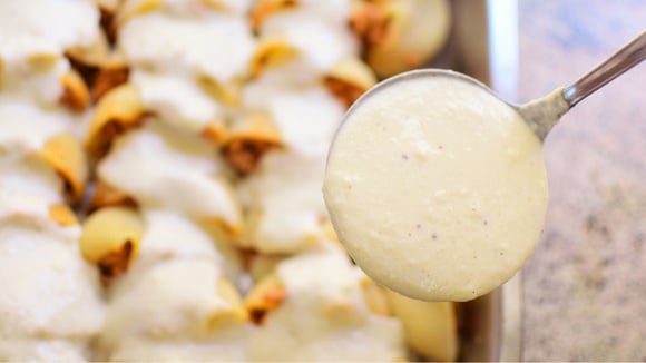 Sempre faço essa receita de molho branco simples com creme de leite e dá um toque extra em qualquer comida