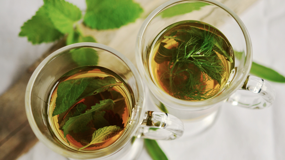 7 chás anti-inflamatórios de ervas que limpam os rins e que podem ser cultivadas em casa