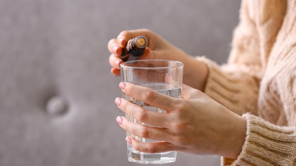 Diga adeus aos aromatizadores de ambiente: 7 gotas em um copo de água e sua casa vai cheirar como um jardim