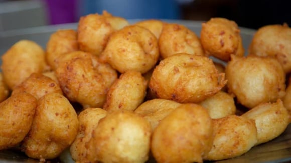 Bolinho de mandioca crocante: esse é o segredo para ficar sequinho e sem rachar durante a fritura