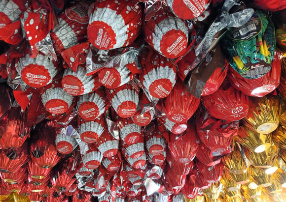 Páscoa sem chocolate? Alto preço do alimento faz os ovos de chocolate terem menos cacau e preço exorbitante; veja como economizar!
