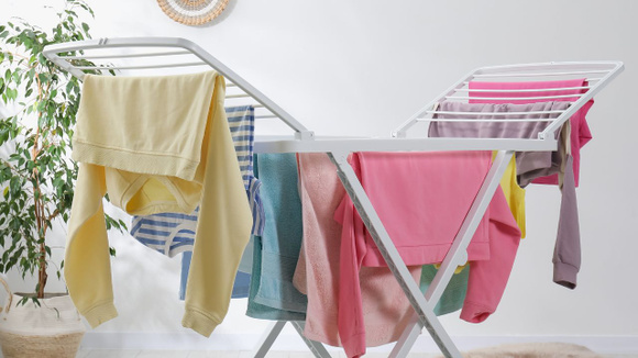 O truque para secar as roupas rapidamente dentro de casa sem secadora