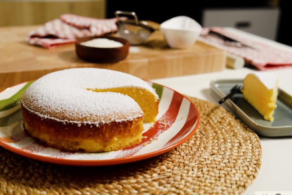 Bolo de coco com apenas três ingredientes: sem forno, sem açúcar e sem farinha, mas delicioso e fofinho