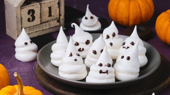 Suspiros fantasmas servidos em prato e decorados com chocolate derretido (Créditos: Shutterstock)