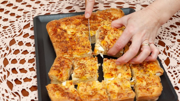 Essa torta salgada de milho já sai recheada do forno: feita no liquidificador, ela serve para o lanche ou jantar
