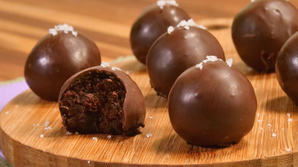Transformei sobras de bolo em bombons e ficou irresistível, não deu nem tempo de colocar na mesa que acabou antes!