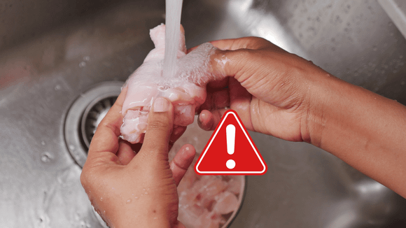 Pare de lavar o frango cru na pia: os microbiologistas explicam o risco real e como higienizá-lo com segurança